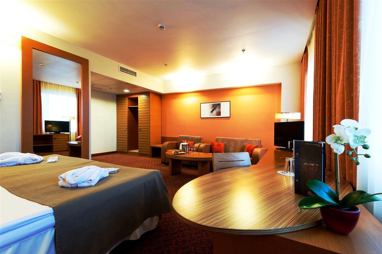 Ac Hotel By Marriott Riga Bagian luar foto
